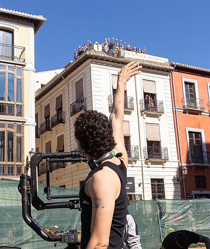 Imagen secundaria 2 - Javier Ambrossi y Javier Calvo, con miembros del equipo; llegada de figurantes; y Calvo, saludando a los curiosos de la terraza. 