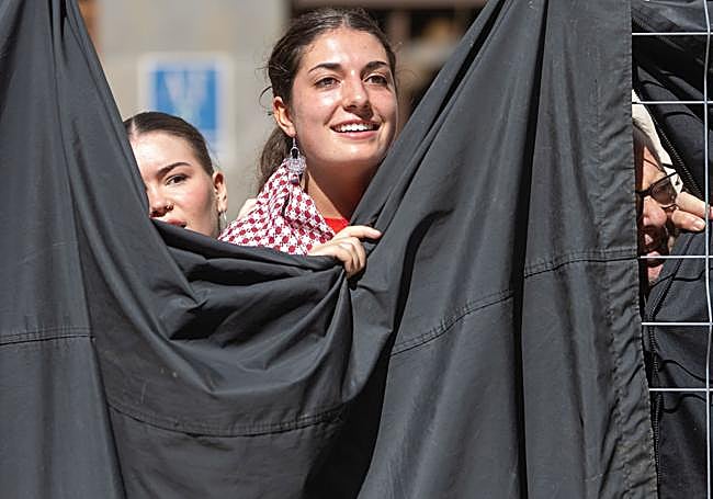 Una curiosa mira por encima de la lona y el resto de fotografías de la jornada.