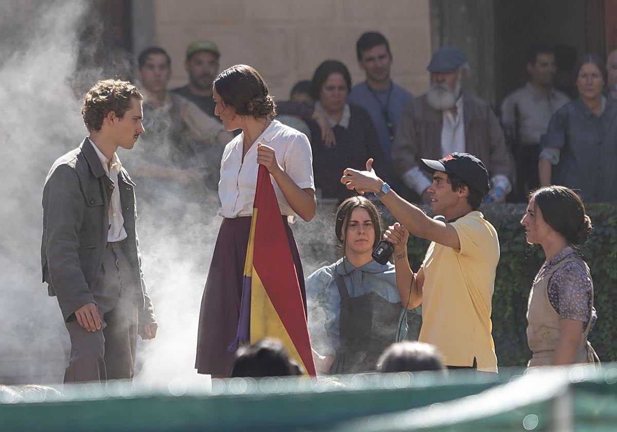 Javier Ambrossi da instrucciones a dos actores, en la Plaza de Santa Ana.