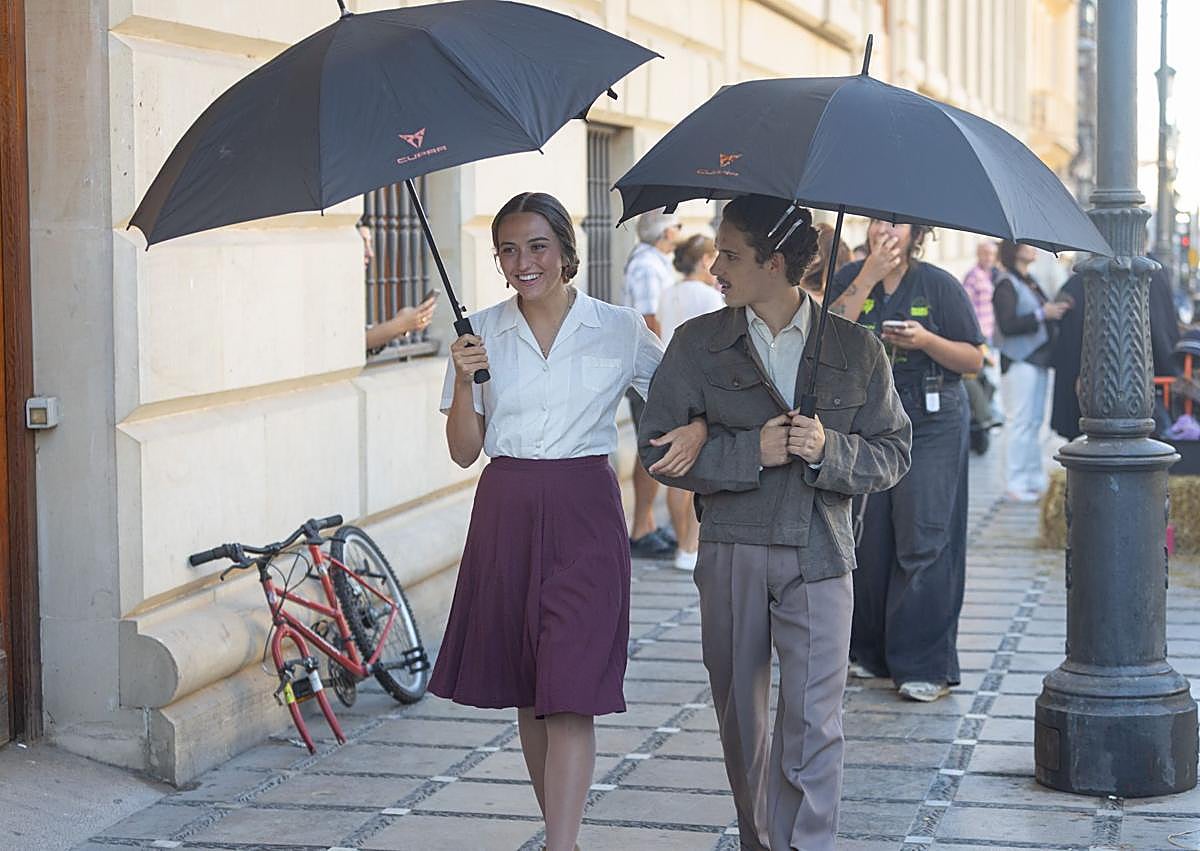Imagen secundaria 1 - Javier Ambrossi y Javier Calvo, con miembros del equipo; llegada de figurantes; y Calvo, saludando a los curiosos de la terraza. 