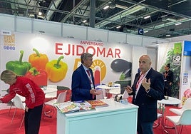 En el centro, el presidente de Ejidomar, José Antonio Baños, prepara una cita en Fruit Attraction.