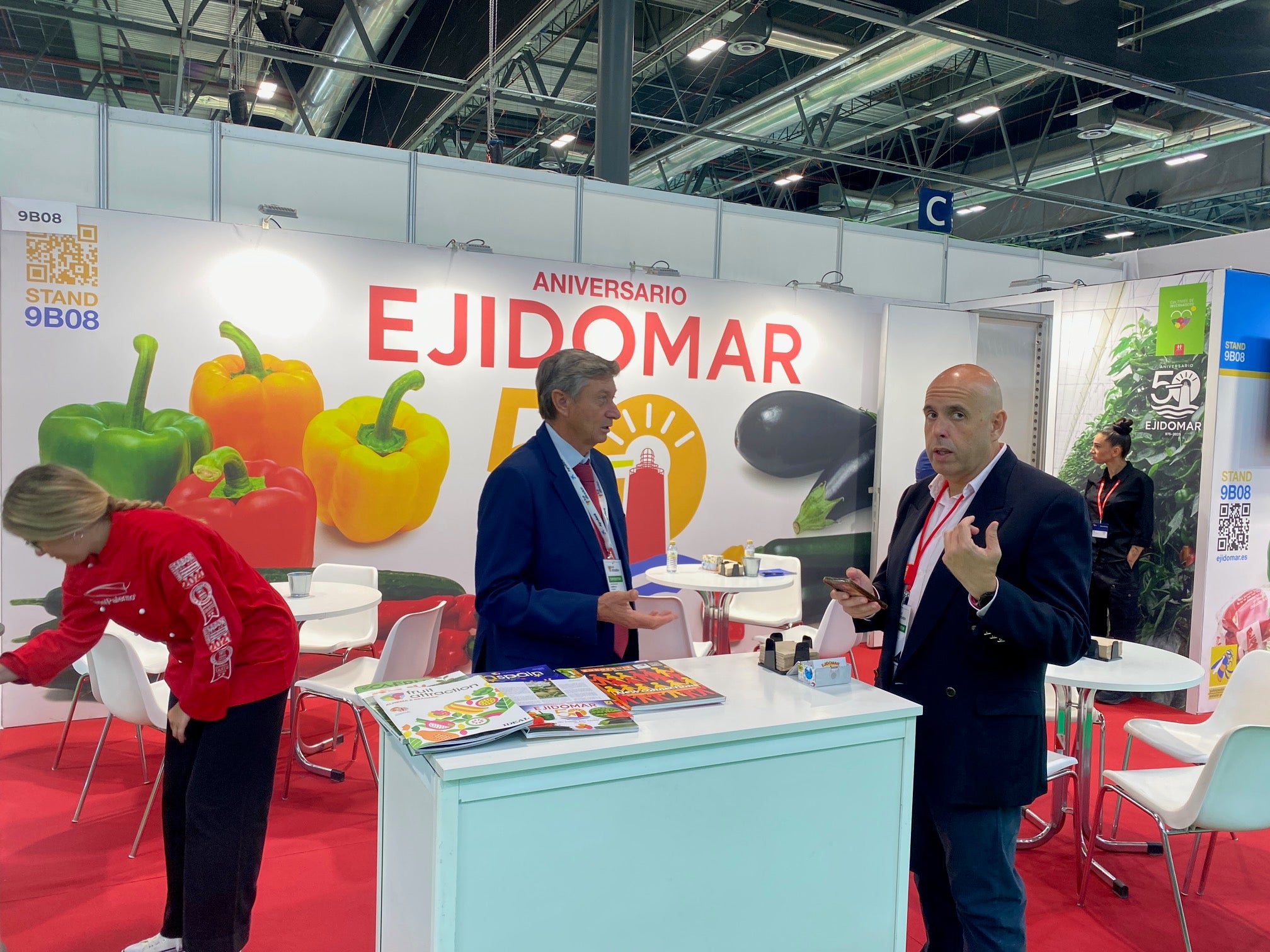 En el centro, el presidente de Ejidomar, José Antonio Baños, prepara una cita en Fruit Attraction.