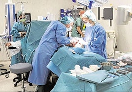 Médicos en el quirófano de un hospital.