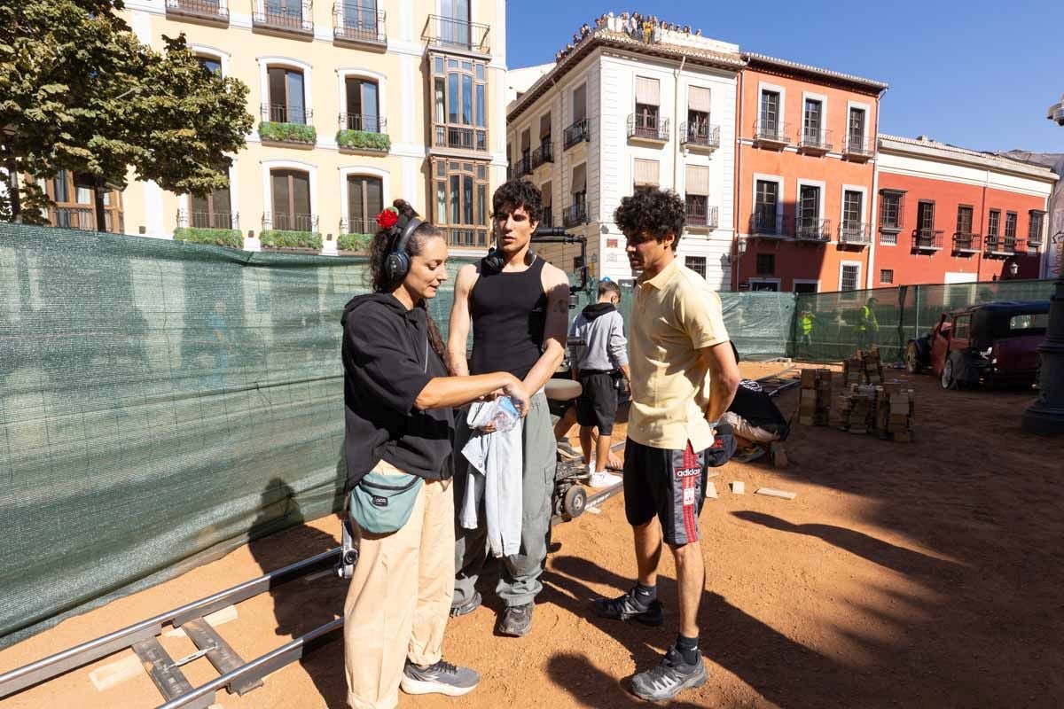 Las imágenes de los Javis en la Plaza de Santa Ana rodando para su nueva película