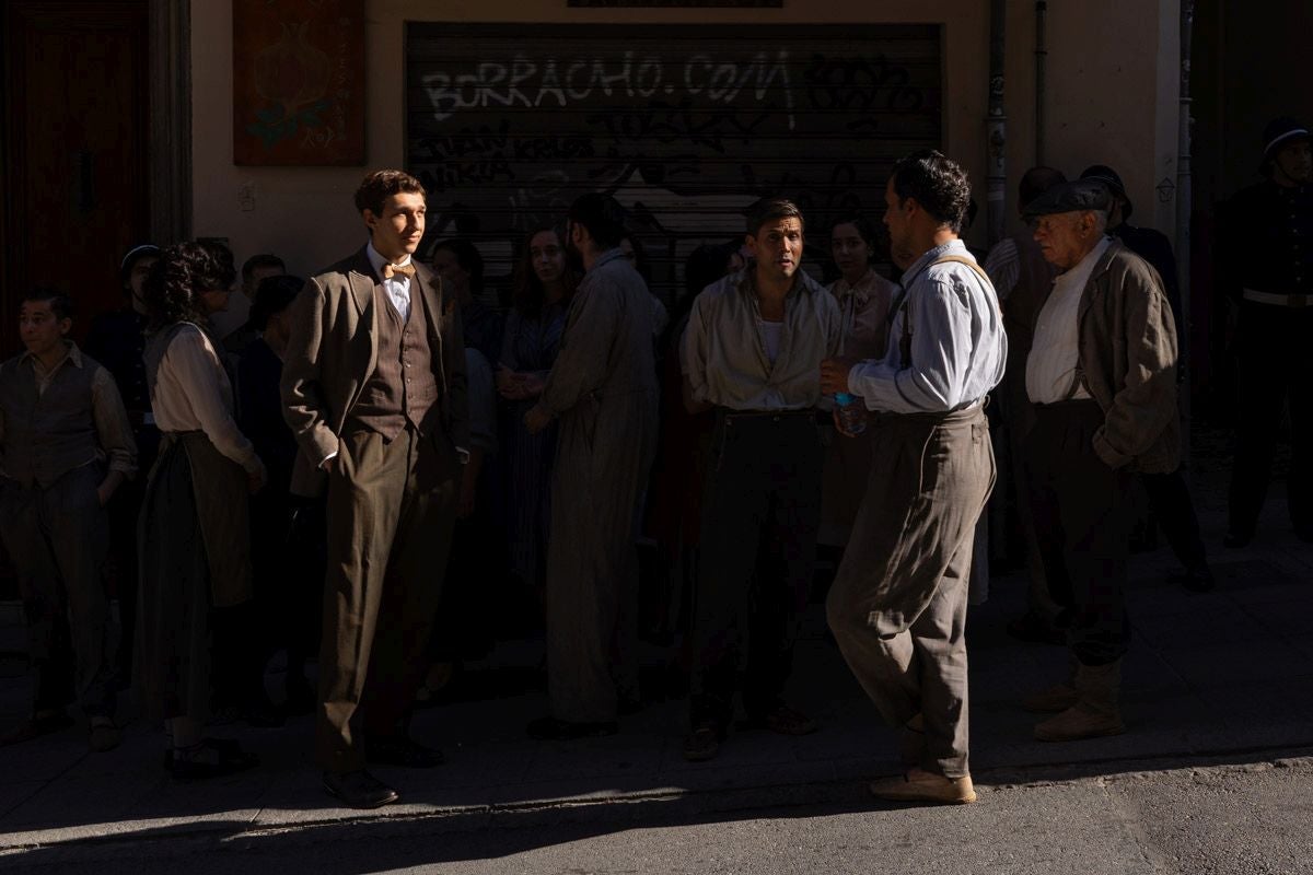 Las imágenes de los Javis en la Plaza de Santa Ana rodando para su nueva película