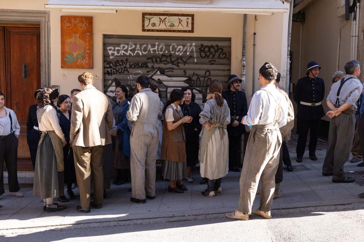 Las imágenes de los Javis en la Plaza de Santa Ana rodando para su nueva película