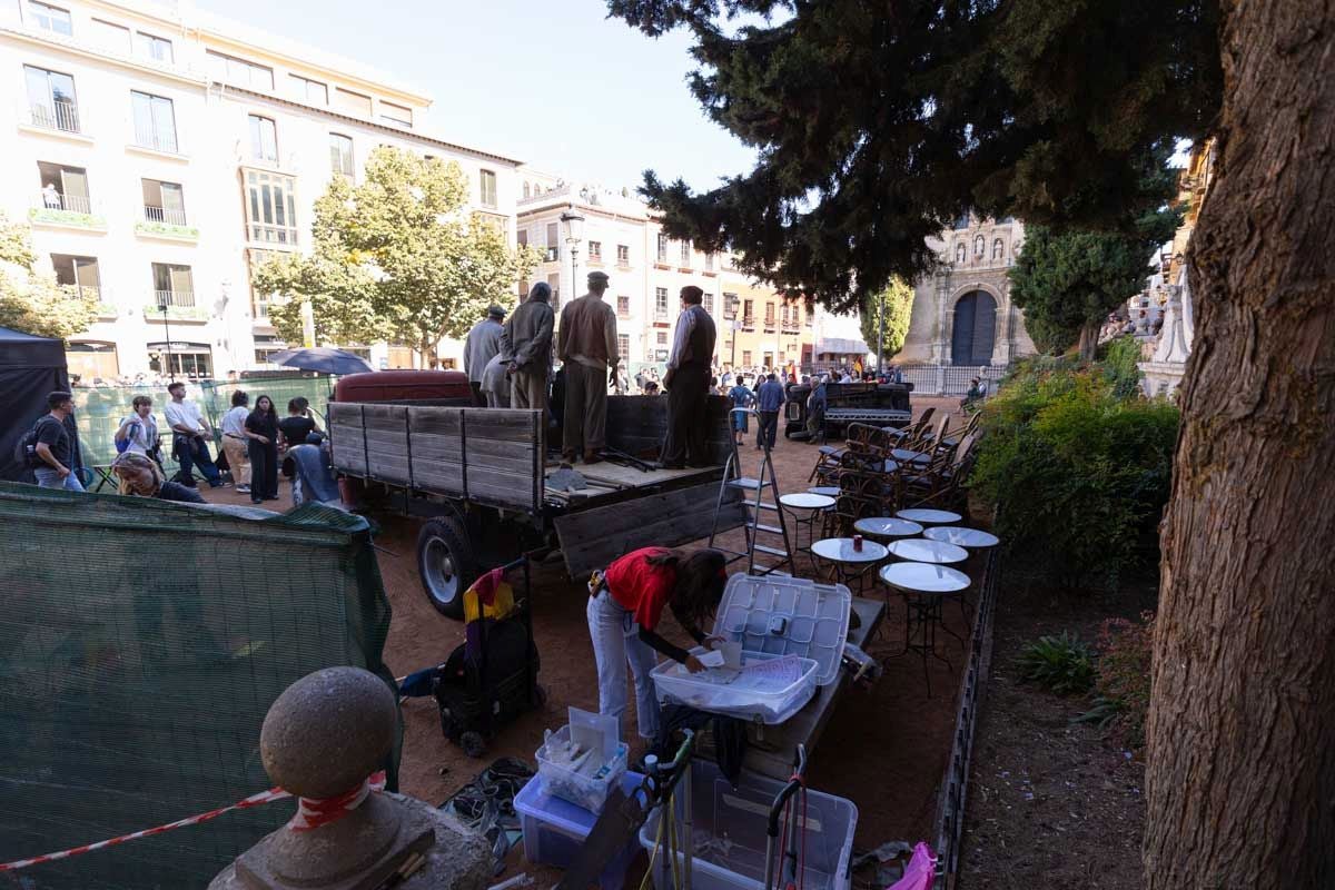 Las imágenes de los Javis en la Plaza de Santa Ana rodando para su nueva película