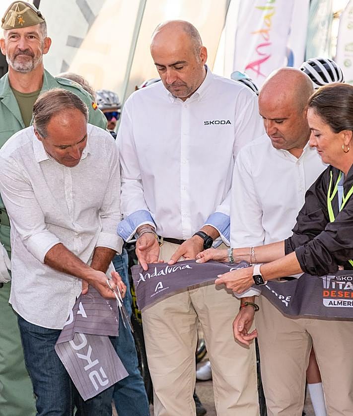Imagen secundaria 2 - Luis Ángel Maté y Natalia Fischer lideran la primera cita de la Škoda Titan Desert Almería