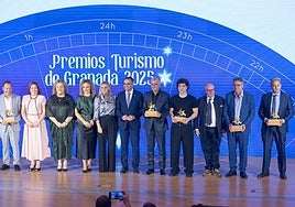 El presidente de la Diputación de Granada, Francis Rodríguez, en el centro, junto al resto de autoridades y premiados.