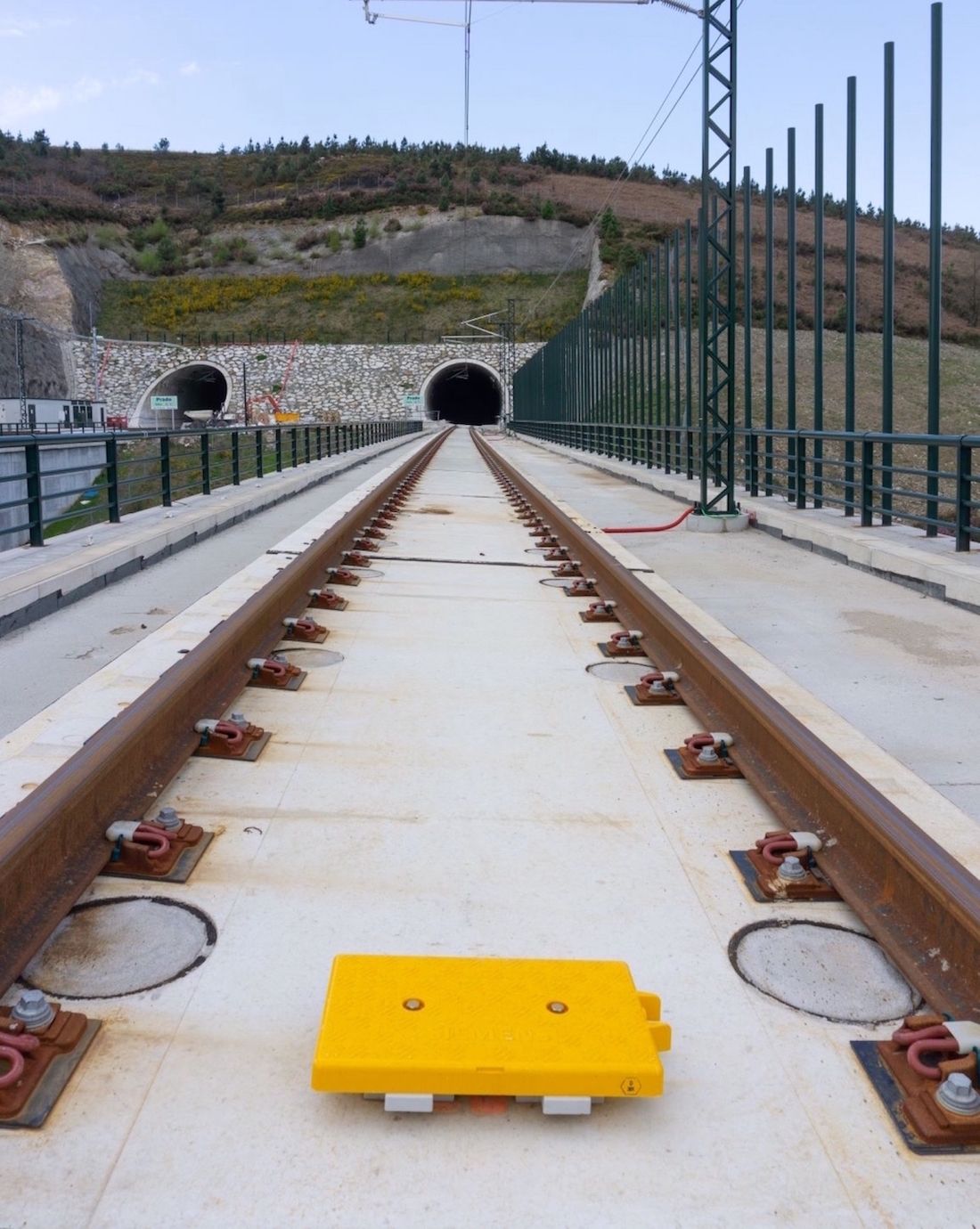 Imagen de archivo de una vía de alta velocidad montada en placa.