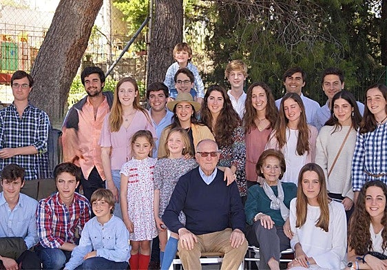 José Luis y Manoli con sus nietos.