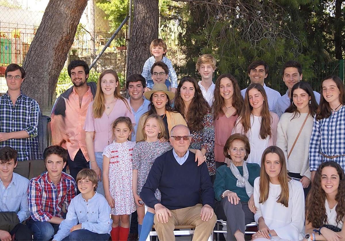 José Luis y Manoli con sus nietos.