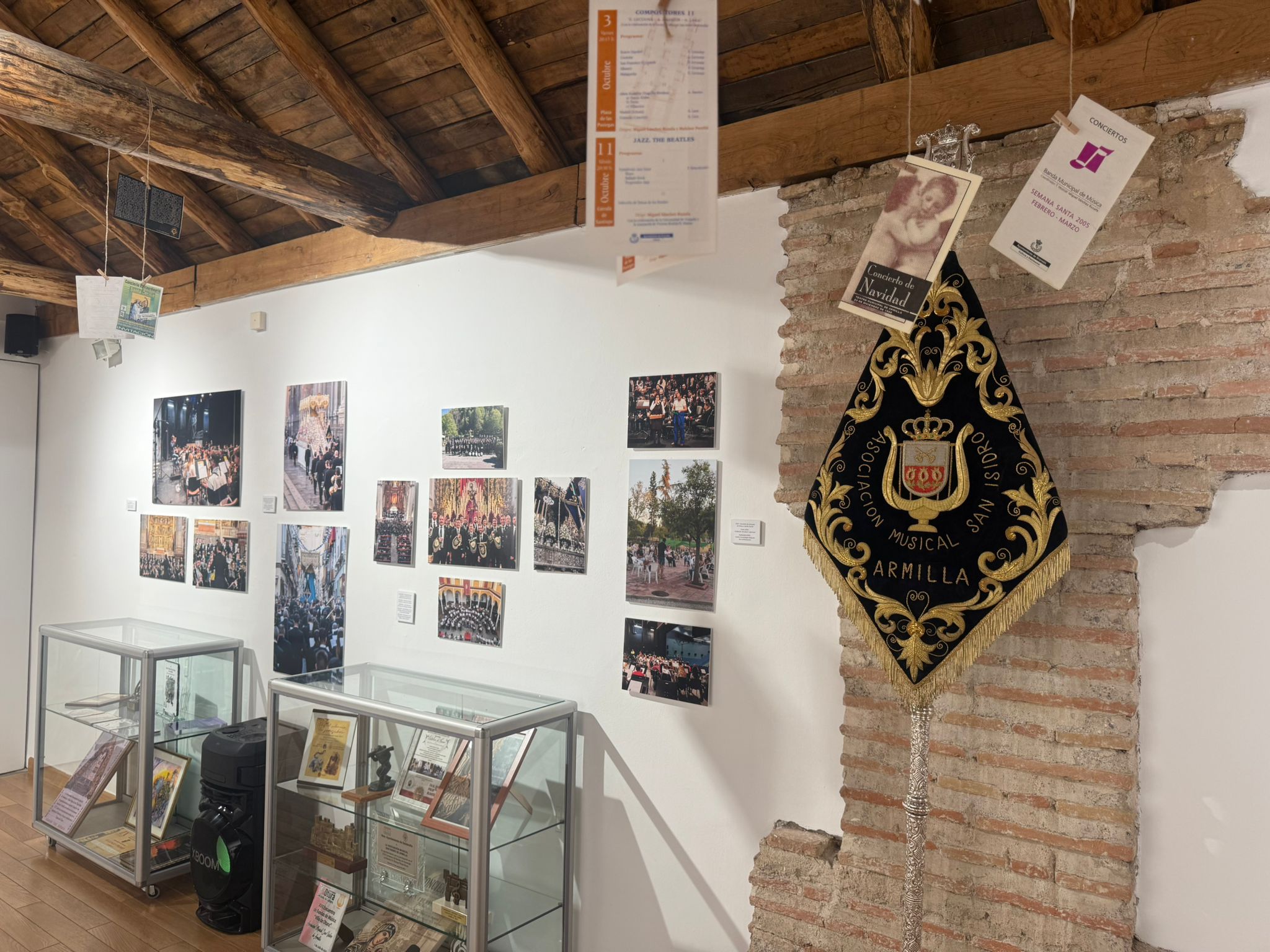 Imagen principal - Detalles y partituras de la exposición del 40 Aniversario de la Banda