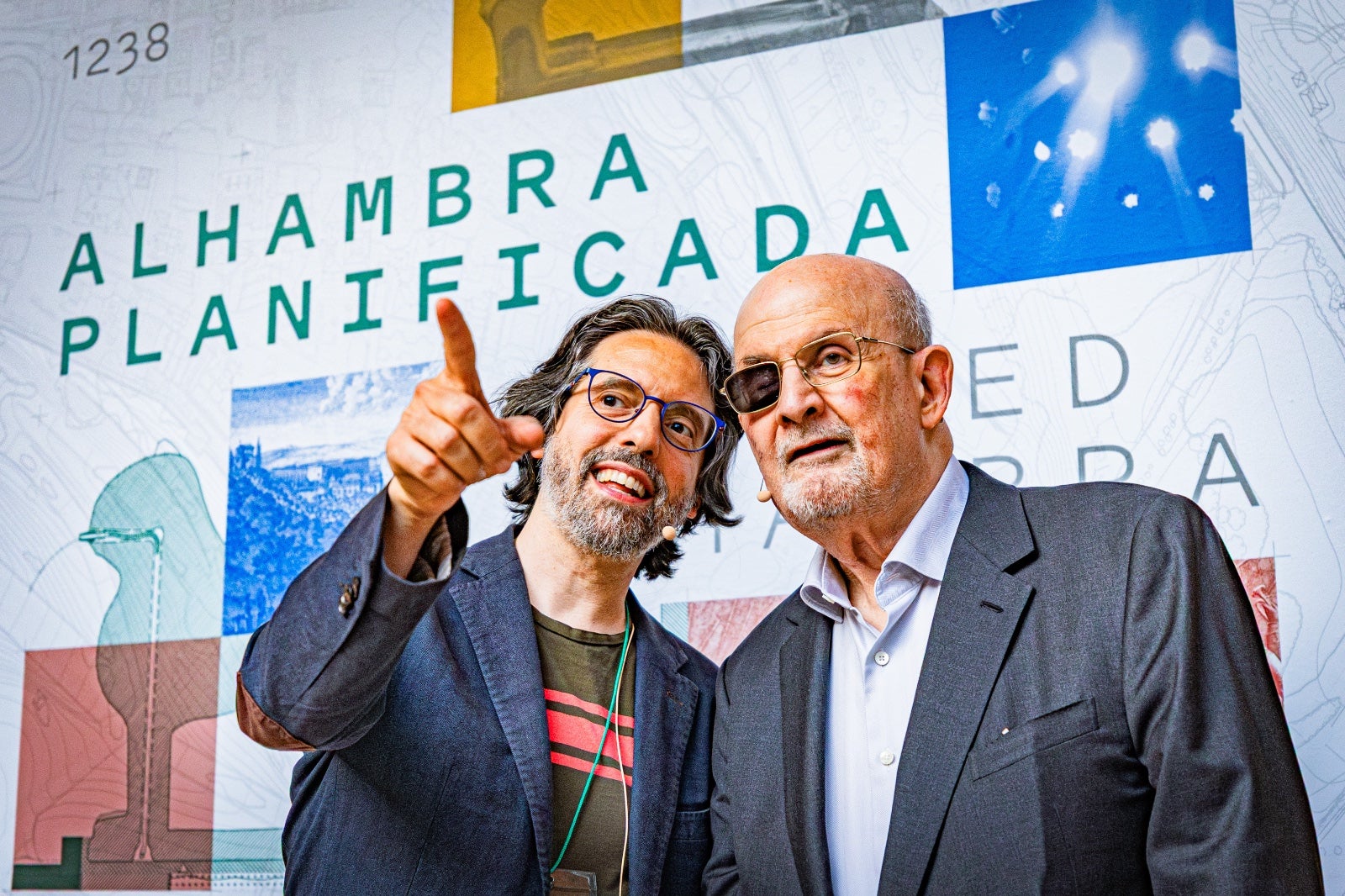 Las imágenes de Salman Rushdie en la Alhambra
