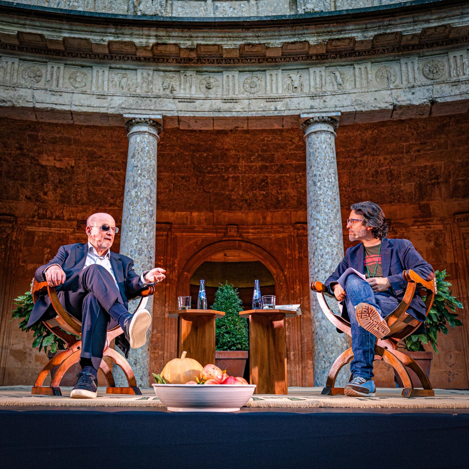 Las imágenes de Salman Rushdie en la Alhambra