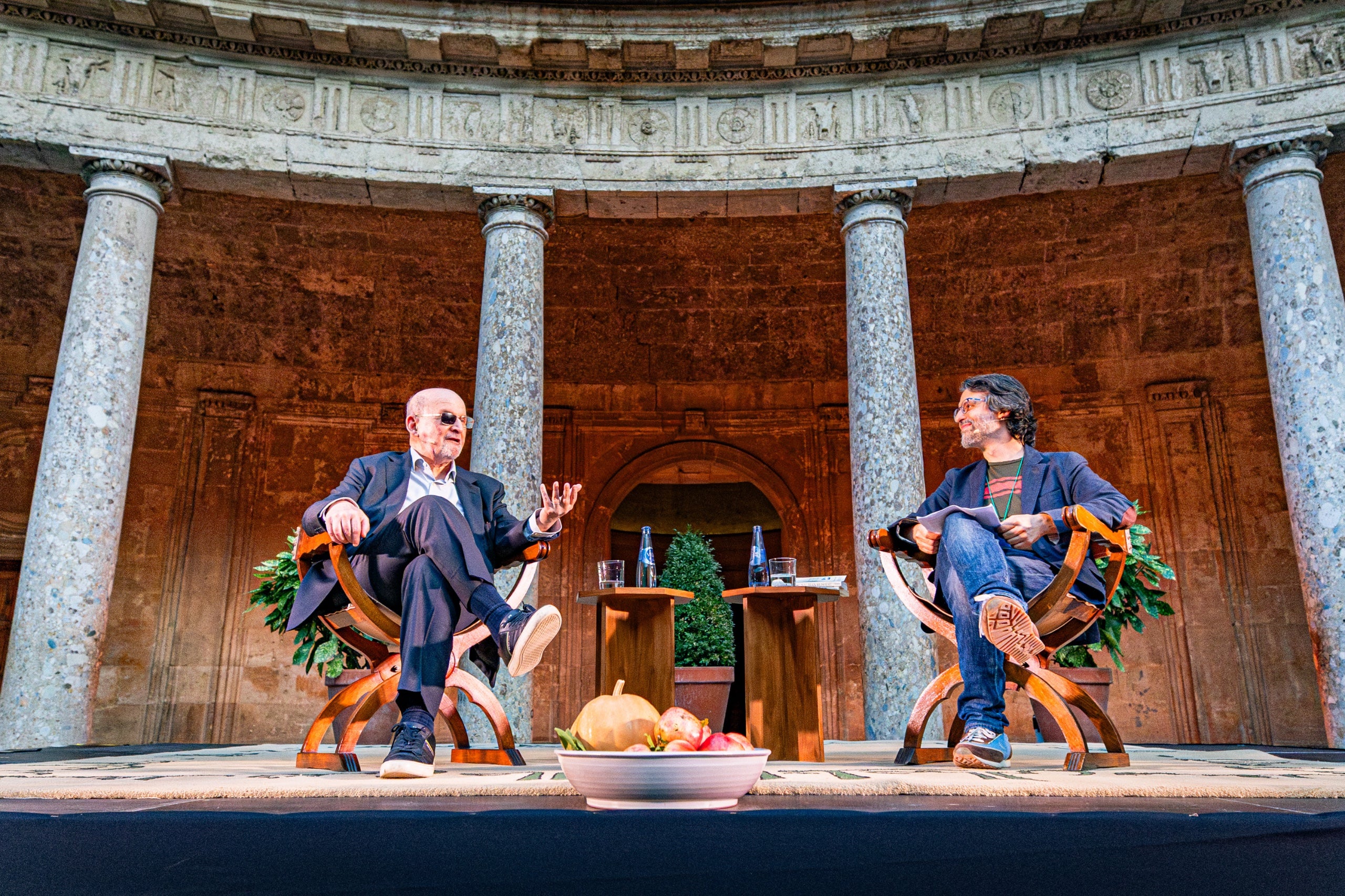Las imágenes de Salman Rushdie en la Alhambra