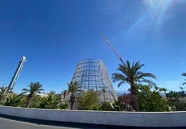 Montaje del árbol de Navidad en el centro comercial Nevada.