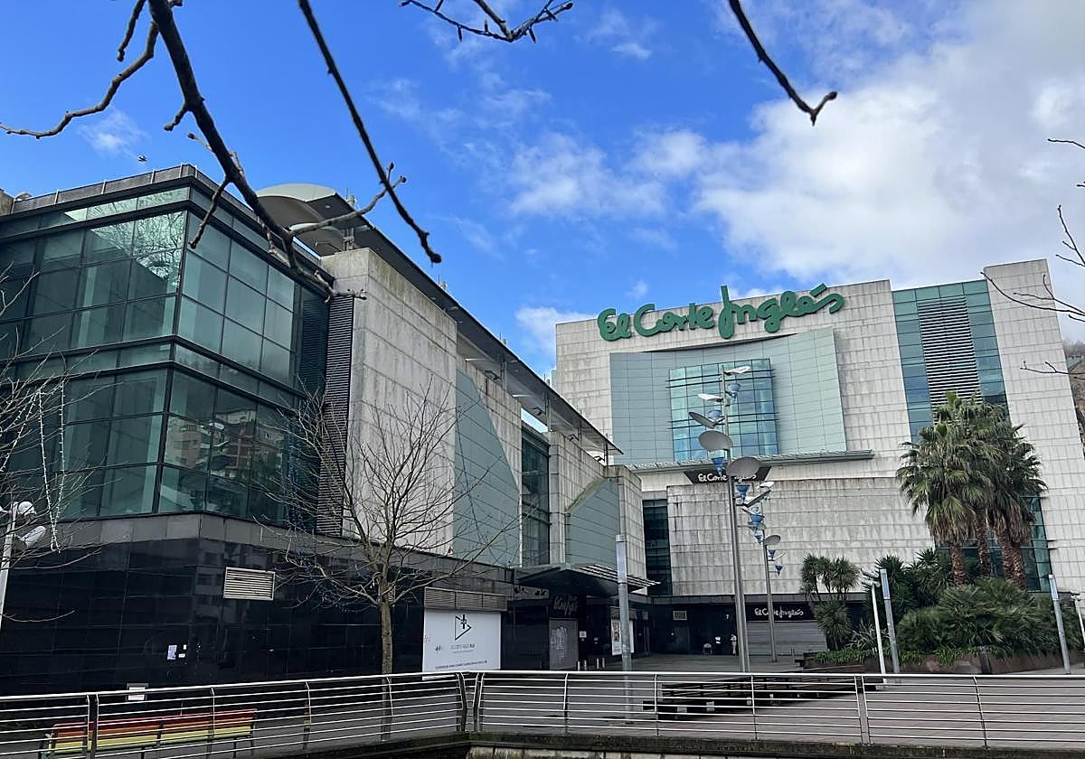 El Corte Inglés cambia el modelo de su tarjeta de crédito y se convierte en rival para los bancos tradicionales.