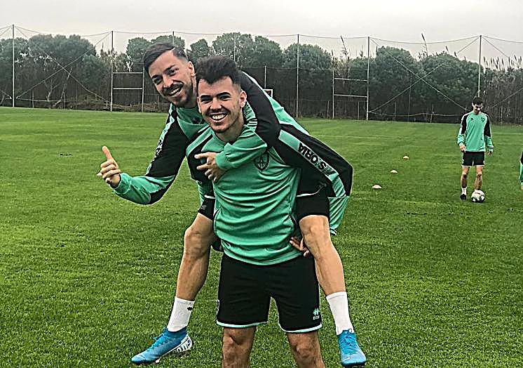 Héctor Hernández se sube a la espalda del donostiarra en sus tiempos en el Numancia.