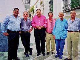 Sebastián Pérez Linares (el tercero por la izquierda), con Paco Martiinmorales (segundo por la derecha) y varios amigos y familiares en el pueblo de Carataunas