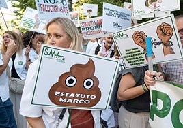 Manifestación de sanitarios en el centro de Granada.