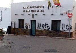 Fachada del Ayuntamiento de las Tres Villas, donde ha aparecido la pintada 'Vota Vox'.