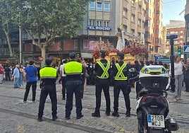 Policía controlando el tráfico y la seguridad, este sábado.