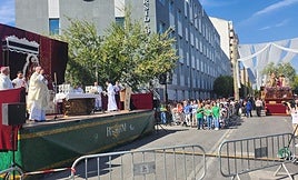 Misa en la calle Virgen de la Cabeza.