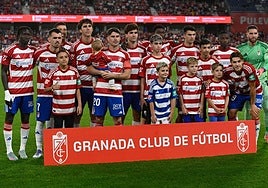 El once inicial del Granada en Los Cármenes.