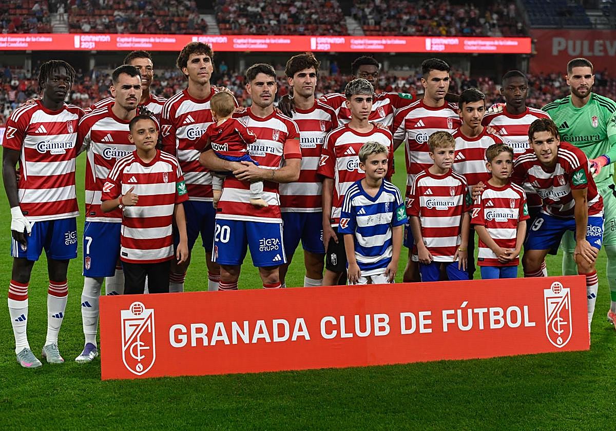 El once inicial del Granada en Los Cármenes.
