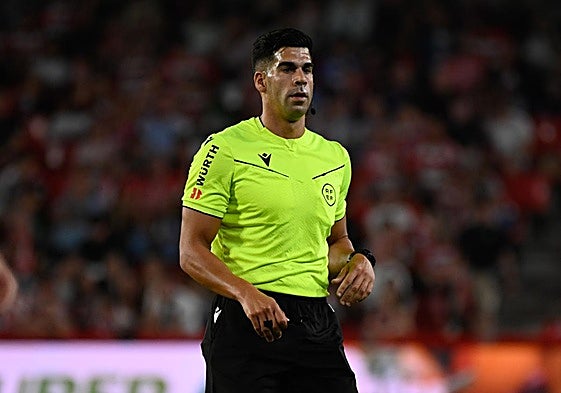 El árbitro Miguel González.