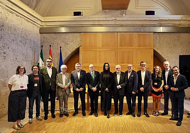 Foto de familia previa al inicio del acto