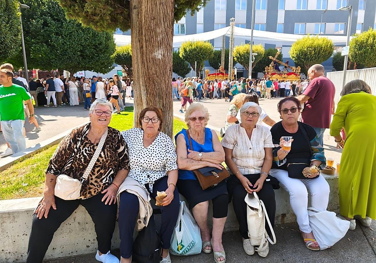 Un grupo de mujeres de Jaén y Quesada, con el Abuelo a la espalda.