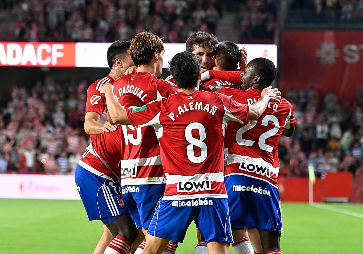 Los futbolistas abrazan a Rubén Alcaraz tras su gol.