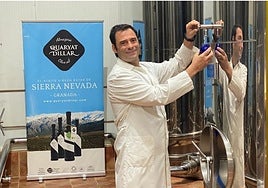 Antonio Velasco en las instalaciones de su almazara.