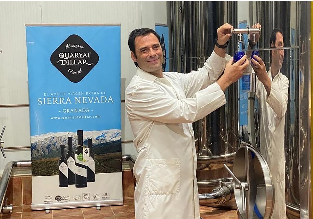 Antonio Velasco en las instalaciones de su almazara.