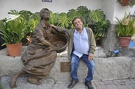 La Lavandera, junto a un vecino de Lanjarón