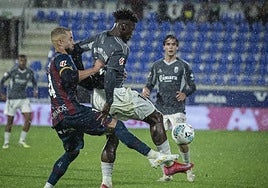 Bouldini protege un balón de espaldas en Huesca.