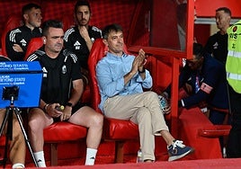 Pacheta aplaude desde su banquillo en Los Cármenes.