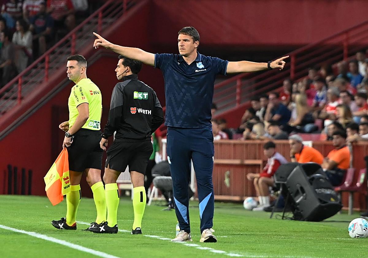 El entrenador de la Real Sociedad B, Jon Ansotegi, pide amplitud a su equipo.