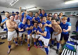 Celebración de los futbolistas del Maracena en el vestuario.