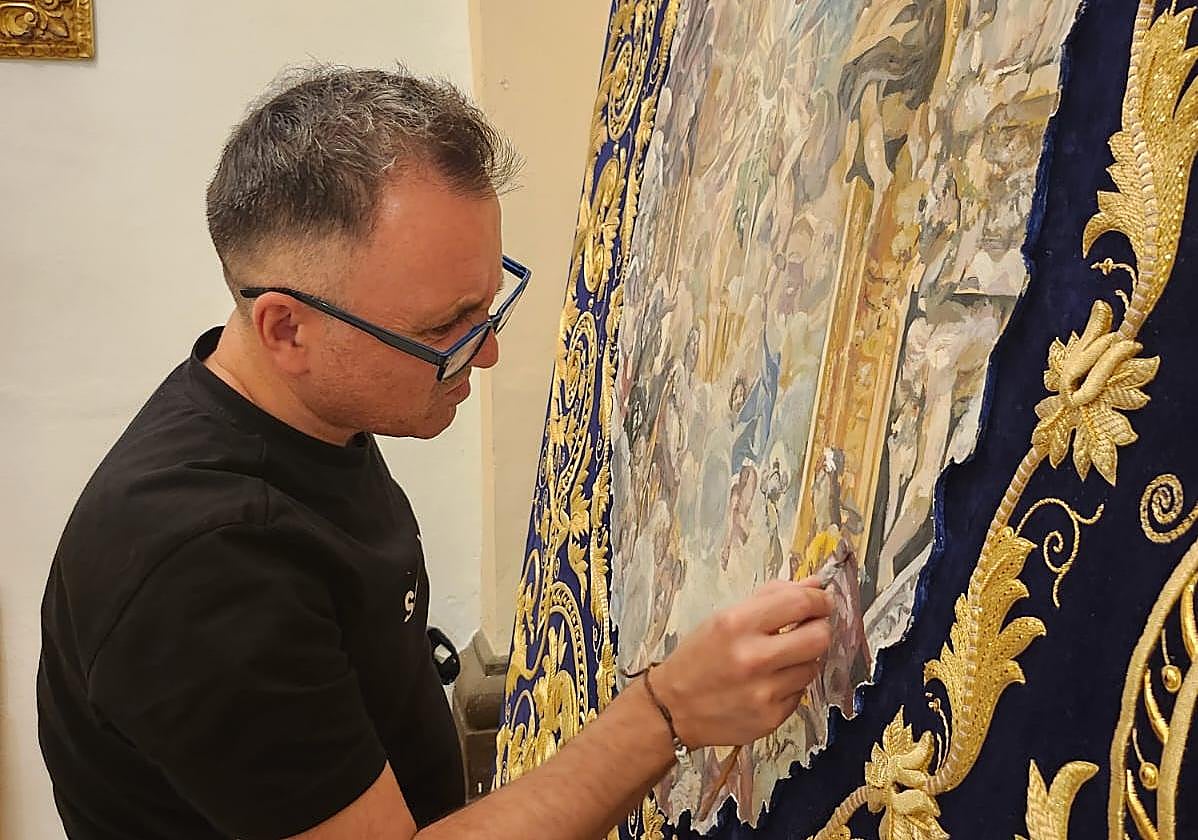 Esmalte y óleo en la nueva 'gloria' del palio de la Virgen del Mayor Dolor