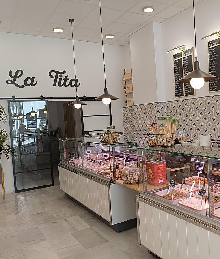 Imagen secundaria 2 - La comida para llevar que triunfa en el centro de Granada con menú a 9 euros: «Tuvimos que agrandar el local»