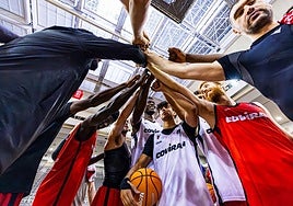 A por el triunfo, los jugadores del Covirán unen sus manos con la misión de ganar al Joventut tras el último entrenamiento.