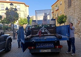 Hermanos de la cofradía de San Juan Bautista de Los Villares preparan la imagen para llevarla de nuevo a su ermita.