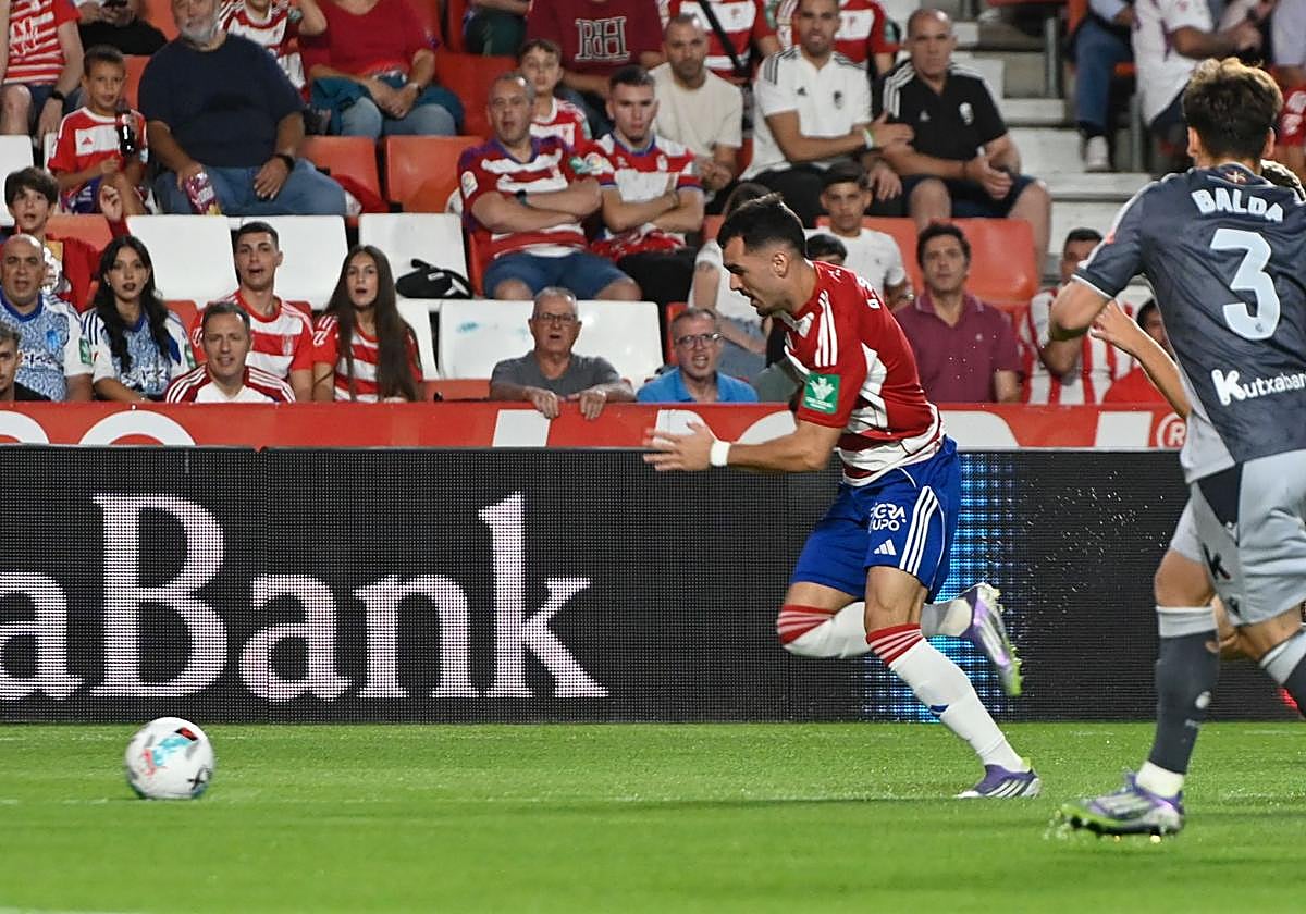El rojiblanco Álex Sola conduce el balón ante la Real sociedad B.