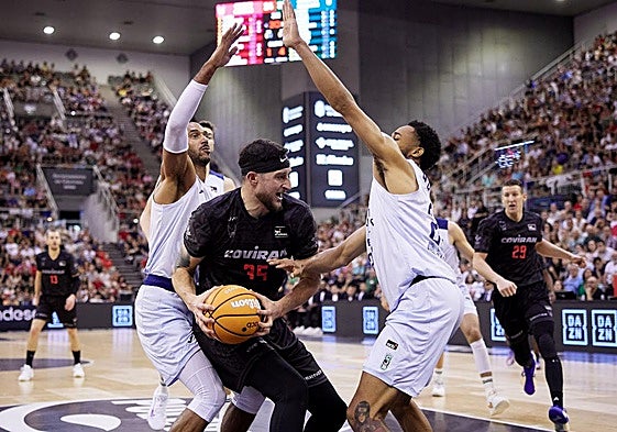 El Covirán inició la Liga Endesa contra el Joventut en el Palacio, aquí Zach Hankins, muy defendido.