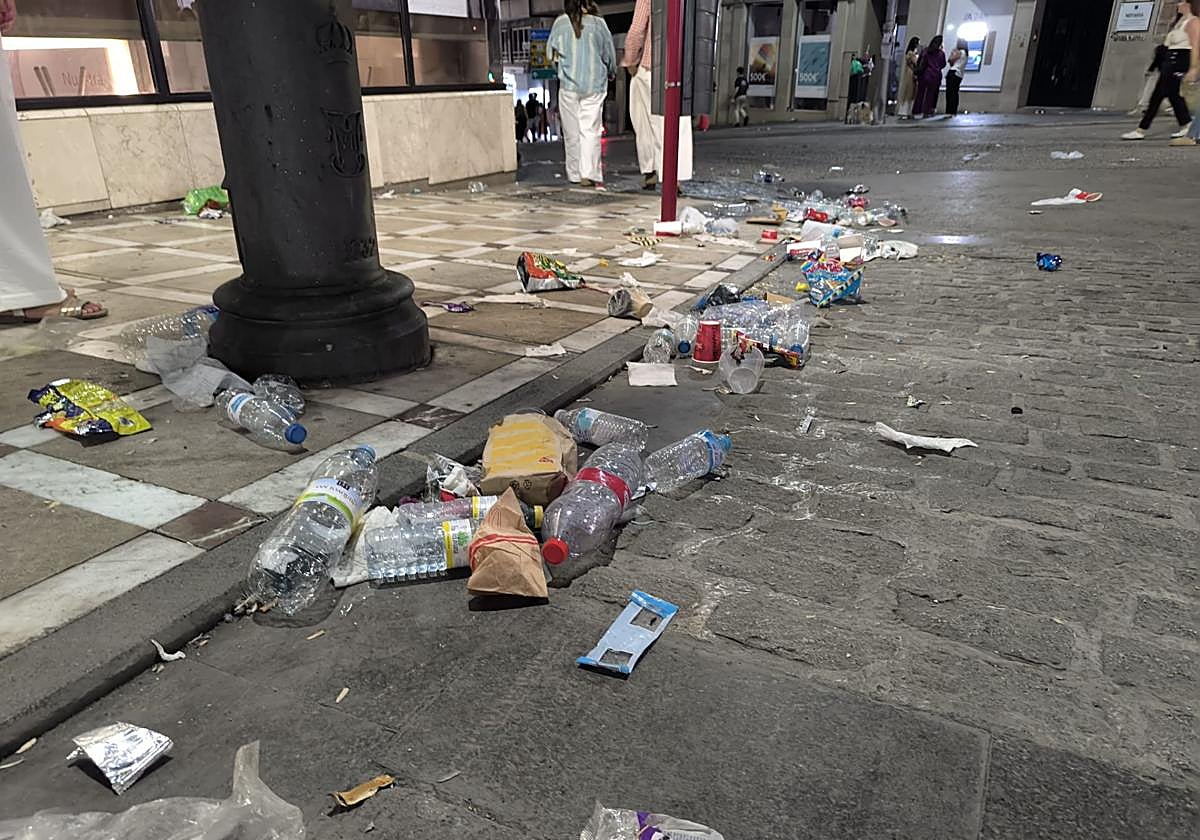 Suciedad en Berbabé Soriano tras el paso de la procesión.