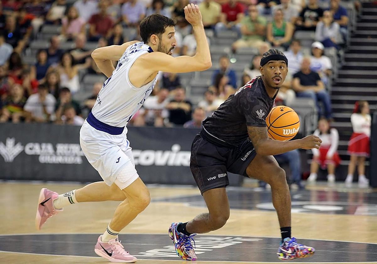El jugador del Covirán Granada Micah Speight (d) se enfrenta a Gillem Vives (i), del Joventut de Badalona.