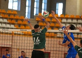 Borja Ruiz intenta frenar el ataque melillense.